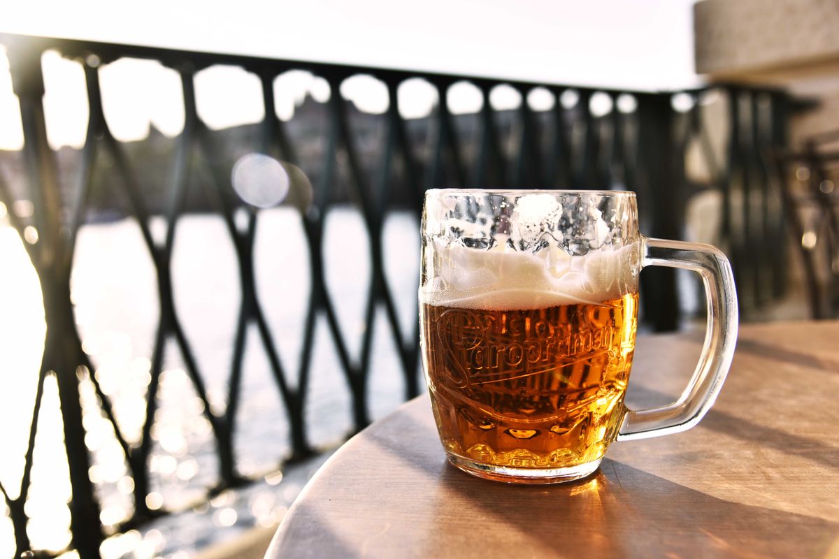Caneca de chopp de vidro com cerveja gelada e colarinho cremoso